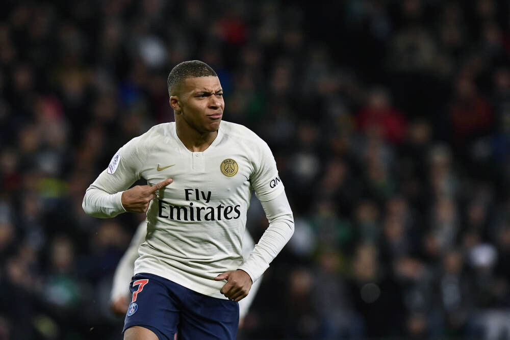 马丁内利遭遇双人关门防守，膝盖碰膝盖受伤痛苦倒地